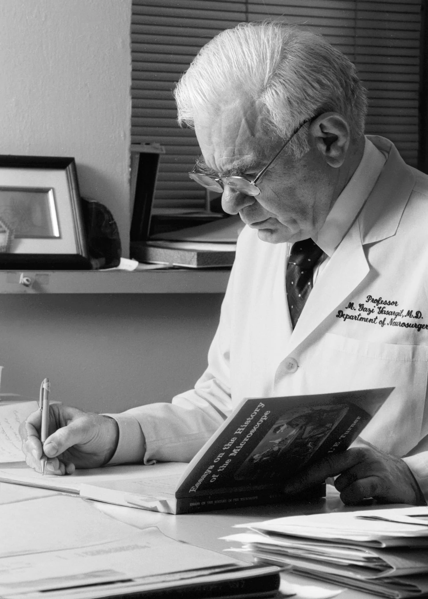 Portret neurochirurga M. Gaziego Yaşargila.