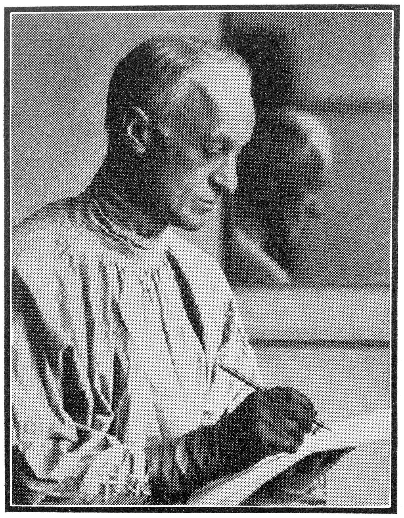 Harvey Cushing w fartuchu i rękawiczkach operacyjnych, skupiony nad trzymanym w dłoni przedmiotem.